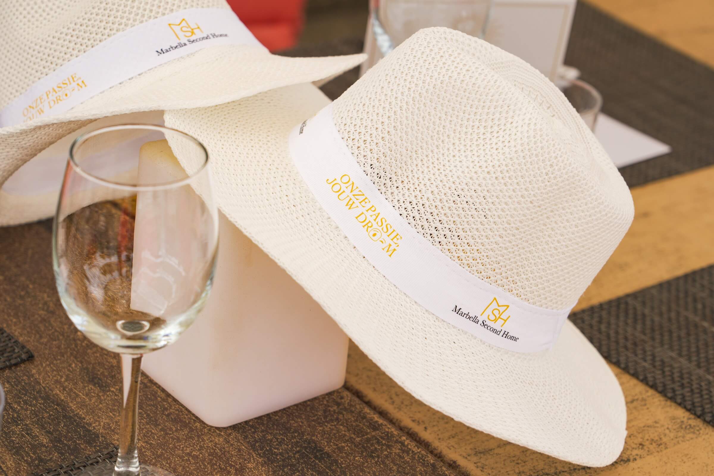 La Noche de San Juan – Marbella Second Home detail Marbella Second Home detail met hoed en glas