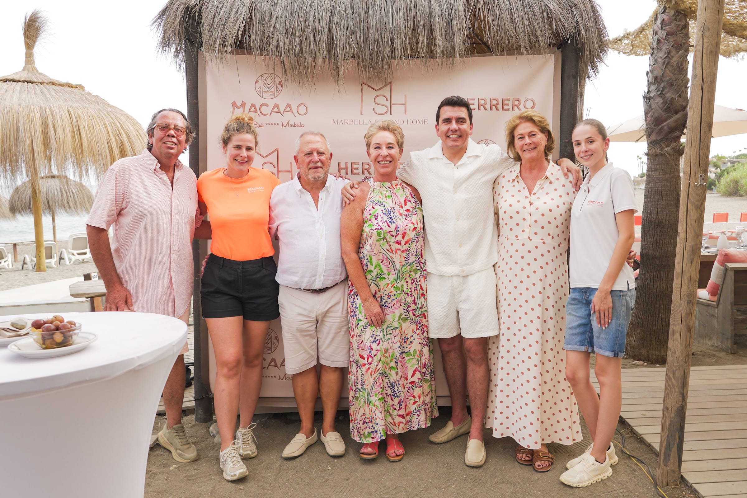 La Noche de San Juan – Team en community Katty, Gino, Jan en partners van Marbella Second Home aan zee